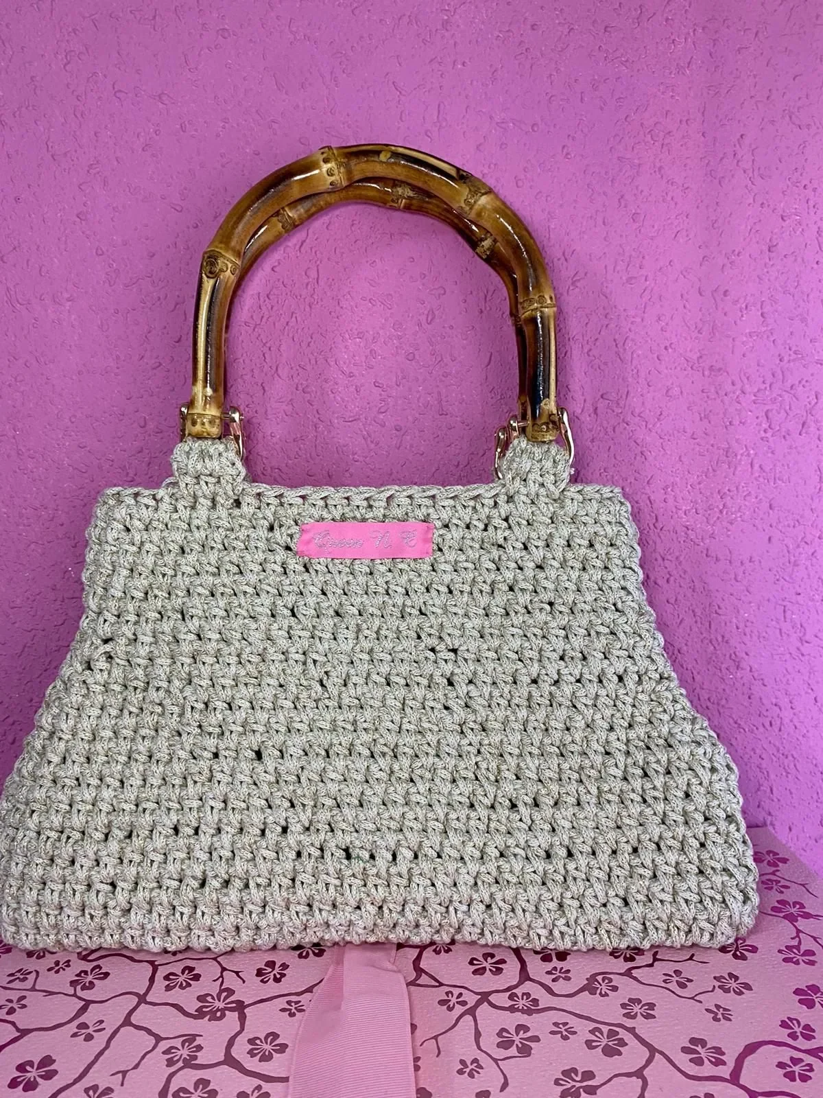Bolso Arena de textura tejida clara y asas curvas de tono marrón