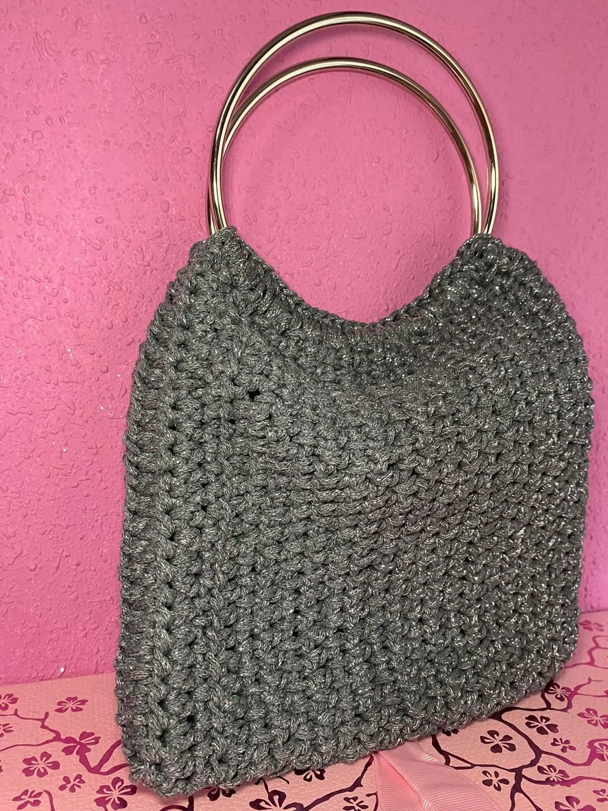 Bolso Diamante de textura tejida en gris oscuro y asas alargadas de acabado metálico