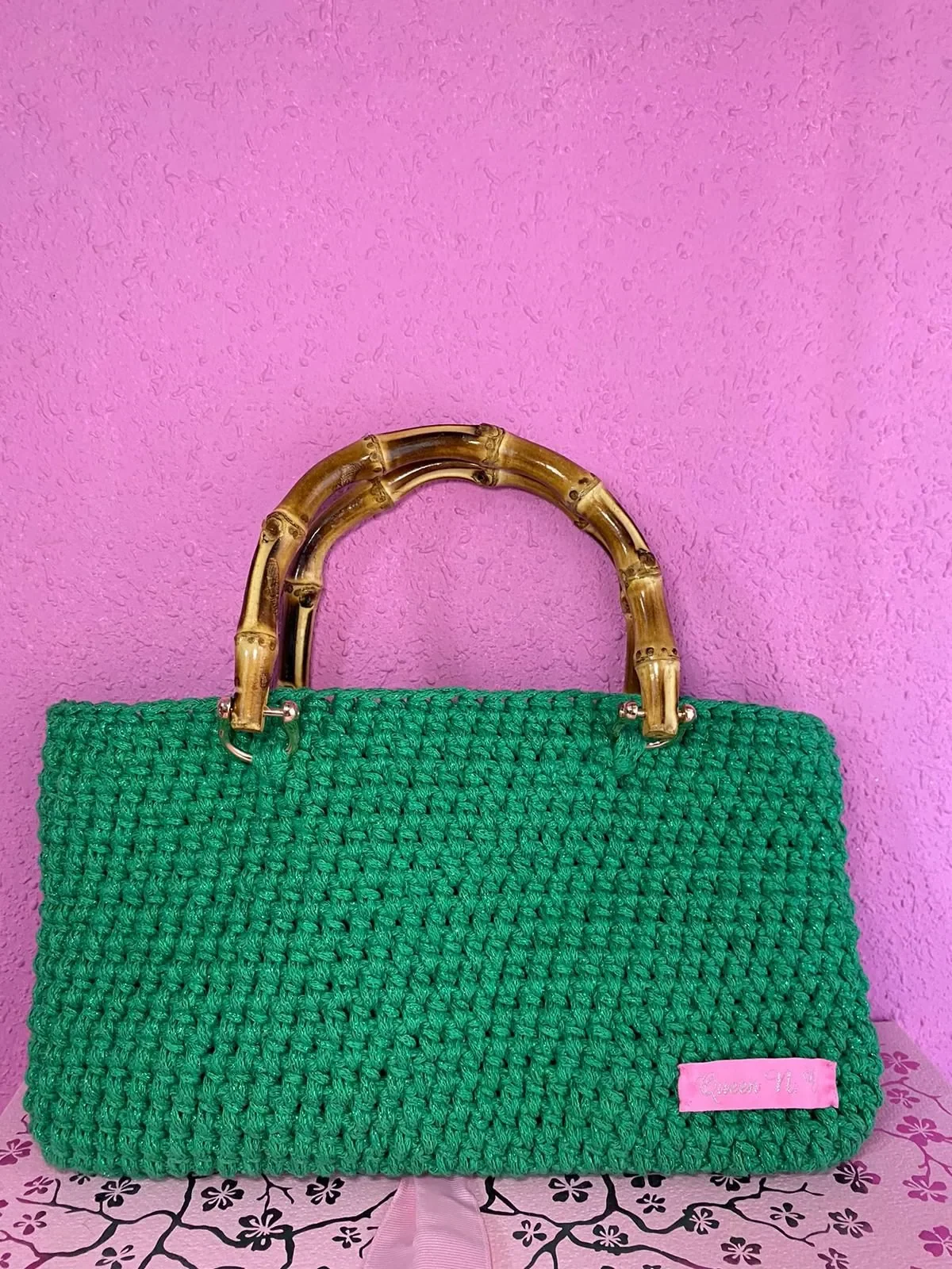 Bolso Pino de textura tejida verde y asas curvas de tono marrón