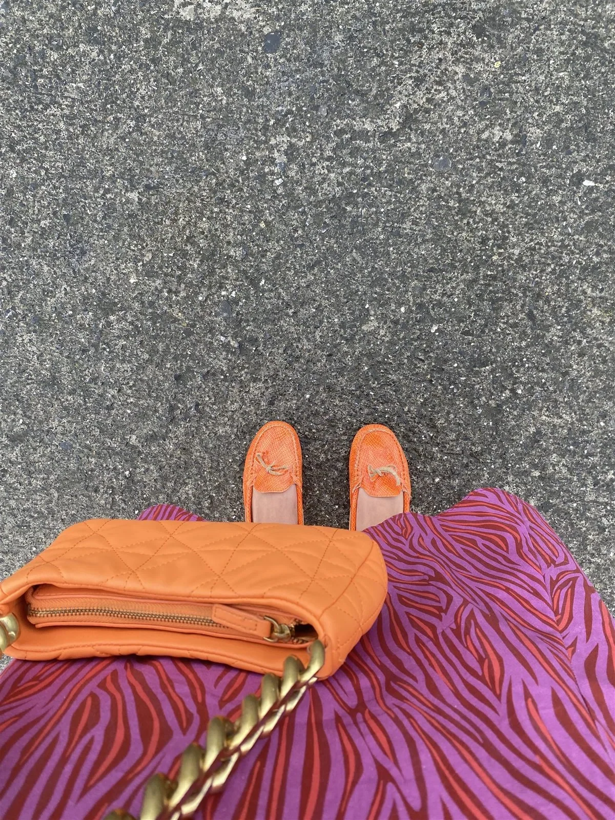 Vista desde arriba de un look en buganvilla y naranja con bolso y zapatos naranjas