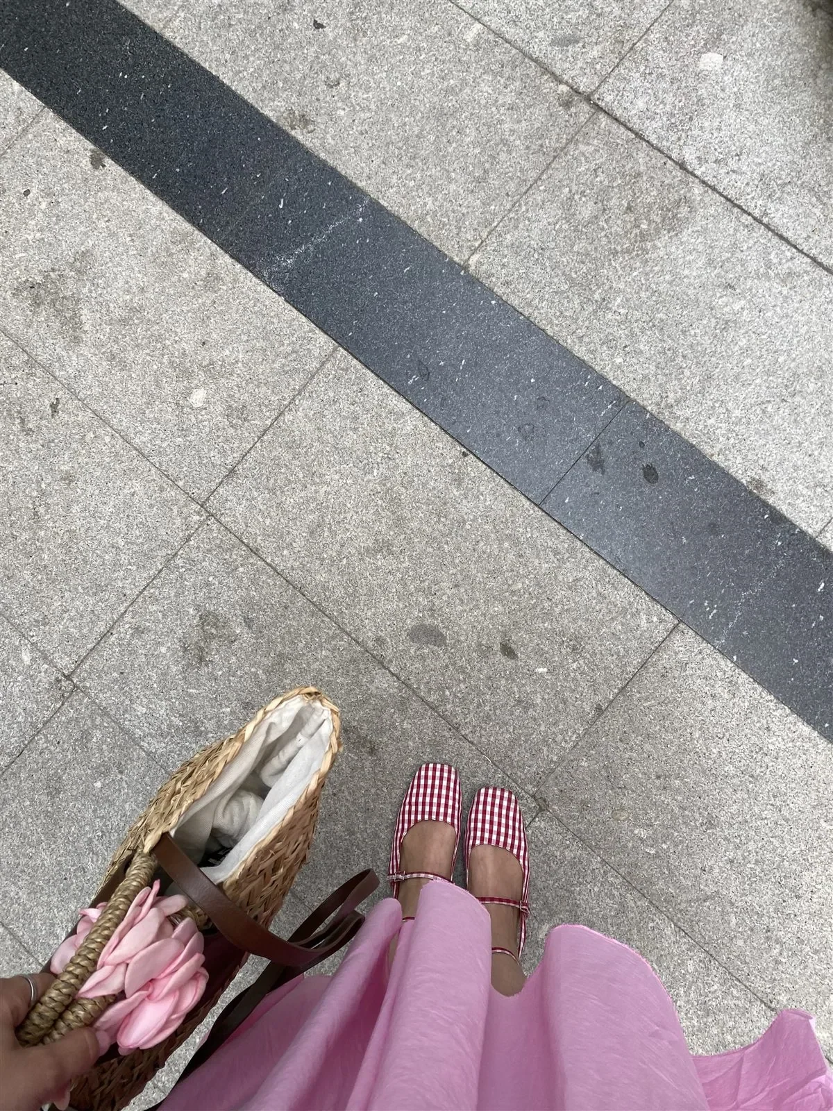 Vista desde arriba de un look rosa con zapatos de cuadros vichy rojos y blancos